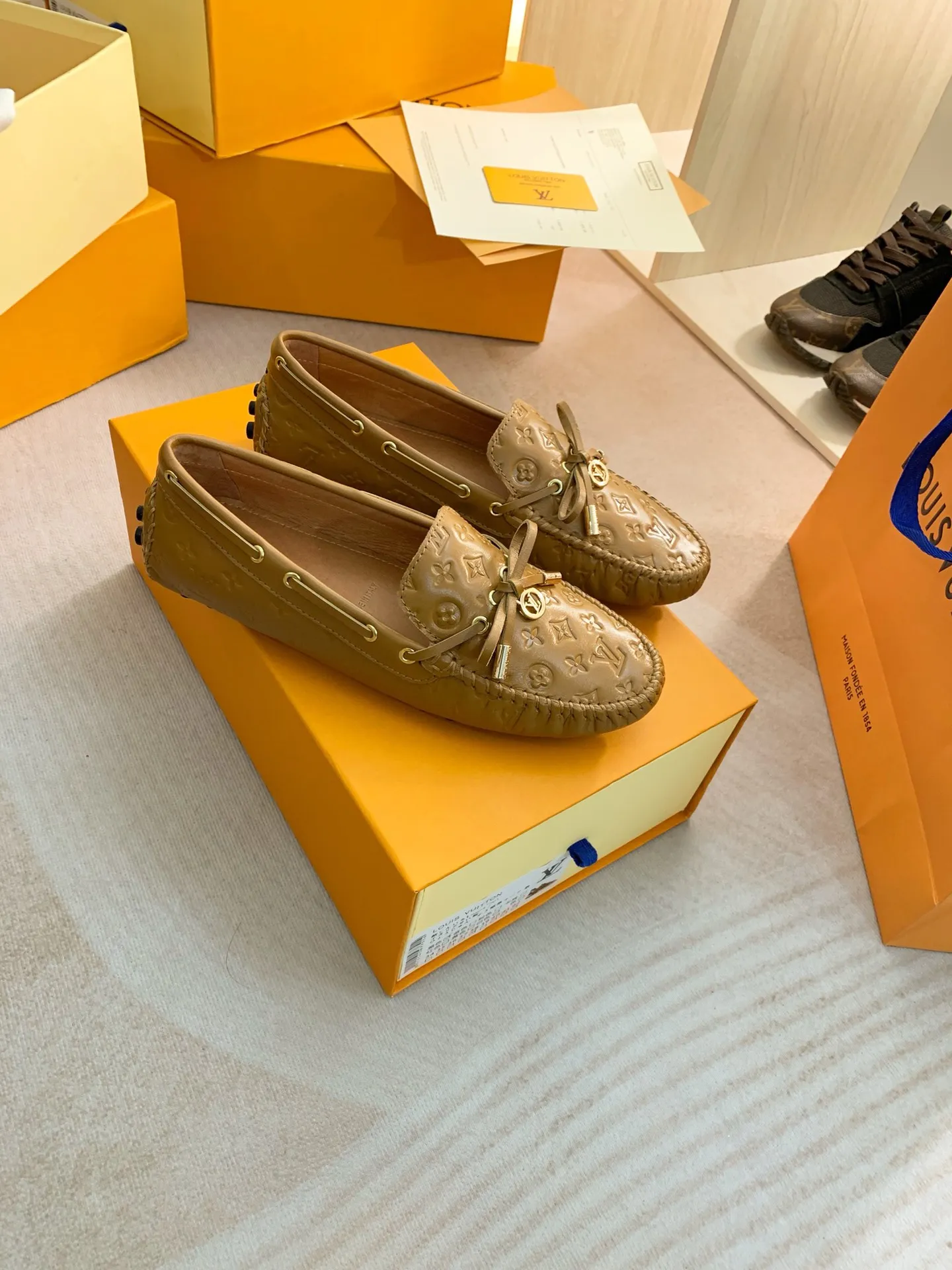 p460💰Couple model❤️🇫🇷 𝙇𝙤𝙪𝙞𝙨 𝙑𝙪𝙞𝙩𝙩𝙤𝙣 🇫🇷Louis Vuitton 2023 Classic𝓛𝓿 𝓣𝓻𝓪𝓲𝓷𝓮𝓻 Sports Series ➪➪➪¯ [Arizona Doudou Shoes Series] ▪️▪️▪️Arizona slip-on shoes are made of Monogram Eclipse canvas. Its hand-painted and dyed edges and hand-sewn uppers fully demonstrate Louis Vuitton's traditional shoemaking craftsmanship. This slip-on shoe is very lightweight. The integrated tongue and upper make it particularly comfortable and flexible. The soft outsole is equipped with rubber padding. Decorated with matching sash. Detailed features: ☑️Monogram Eclipse canvas ☑️Black Eclipse pattern ☑️Hand-painted shoe edges ☑️Hand-sewn uppers (each pair takes time to process) ☑️Integrated tongue and upper construction ☑️Outsole equipped with rubber lining ☑️size: 35_46